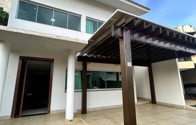 Imagem: A casa possui 4 Dormitórios, 4 Banheiros, 3 Vagas na garagem