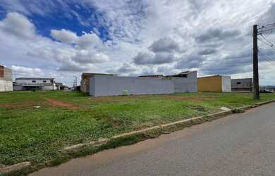 Imagem: O terreno possui 128m² de Área e está localizado em Recanto