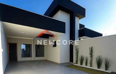 Imagem: A casa possui 3 Dormitórios, 1 Banheiro, 2 Vagas na garagem