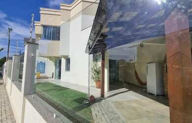 Imagem: A casa possui 2 Dormitórios, 2 Banheiros, 2 Vagas na garagem