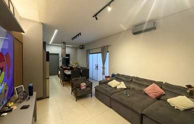 Imagem: A casa possui 3 Dormitórios, 3 Banheiros, 2 Vagas na garagem