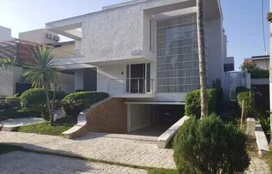 Imagem: A casa possui 5 Dormitórios, 5 Banheiros, 4 Vagas na garagem