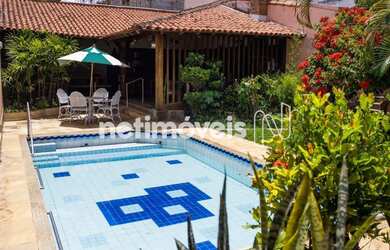 Imagem: A casa possui 5 Dormitórios, 5 Banheiros, 4 Vagas na garagem