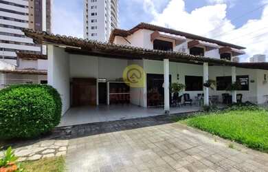 Imagem: A casa possui 4 Dormitórios, 3 Banheiros, 4 Vagas na garagem