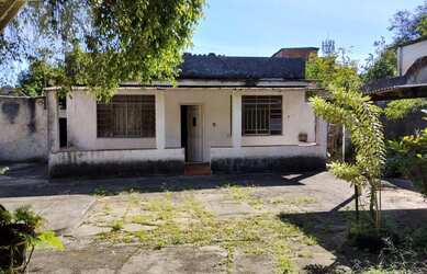 Imagem: A casa possui 3 Dormitórios, 2 Banheiros, 5 Vagas na garagem