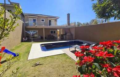 Imagem: A casa possui 3 Dormitórios, 2 Banheiros, 4 Vagas na garagem