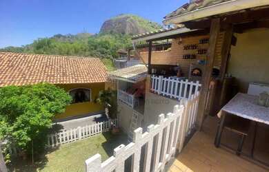 Imagem: A casa possui 3 Dormitórios, 2 Banheiros, 2 Vagas na garagem