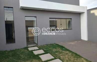 Imagem: A casa possui 3 Dormitórios, 2 Banheiros, 2 Vagas na garagem