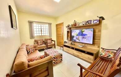 Imagem: A casa possui 3 Dormitórios, 3 Banheiros, 2 Vagas na garagem