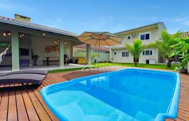 Imagem: A casa possui 3 Dormitórios, 3 Banheiros, 4 Vagas na garagem