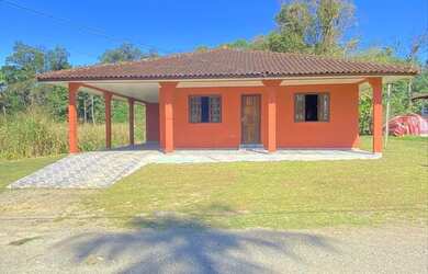 Imagem: A casa possui 4 Dormitórios, 2 Banheiros, 2 Vagas na garagem