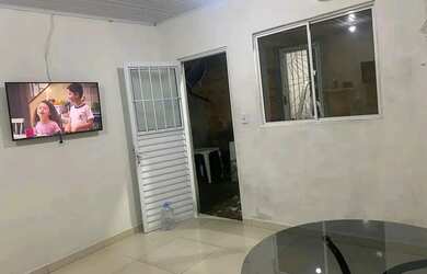 Imagem: A casa possui 1 Dormitório, 1 Banheiro, 1 Vaga na garagem