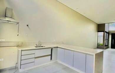 Imagem: A casa possui 3 Dormitórios, 1 Banheiro, 2 Vagas na garagem