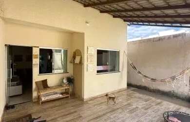 Imagem: A casa possui 3 Dormitórios, 2 Banheiros, 1 Vaga na garagem