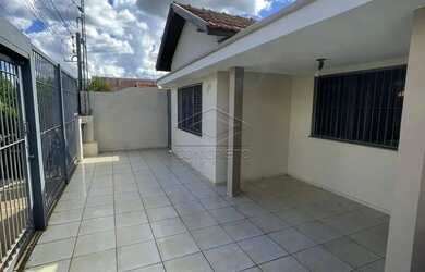 Imagem: A casa possui 3 Dormitórios, 1 Banheiro, 2 Vagas na garagem