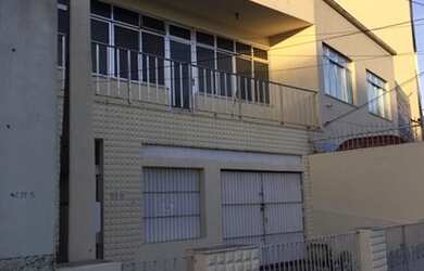 Imagem: A casa possui 4 Dormitórios, 2 Banheiros, 2 Vagas na garagem