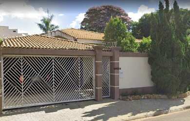 Imagem: A casa possui 3 Dormitórios, 5 Banheiros, 4 Vagas na garagem