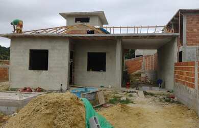 Imagem: A casa possui 2 Dormitórios, 2 Banheiros, 2 Vagas na garagem