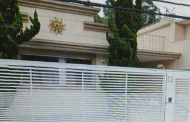 Imagem: A casa possui 3 Dormitórios, 5 Banheiros, 4 Vagas na garagem