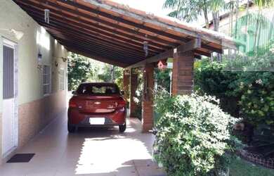 Imagem: A casa possui 2 Dormitórios, 2 Banheiros, 2 Vagas na garagem