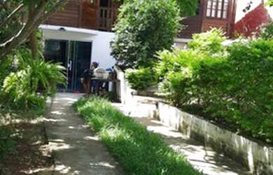 Imagem: A casa possui 3 Dormitórios, 3 Banheiros, 2 Vagas na garagem