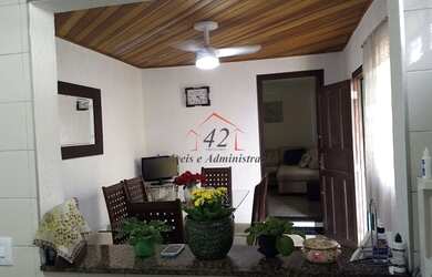 Imagem: A casa possui 3 Dormitórios, 2 Banheiros, 2 Vagas na garagem