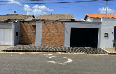 Imagem: A casa possui 3 Dormitórios, 3 Banheiros, 5 Vagas na garagem