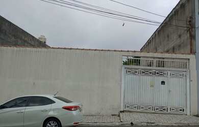 Imagem: A casa possui 3 Dormitórios, 2 Banheiros, 5 Vagas na garagem