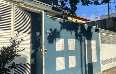 Imagem: A casa possui 2 Dormitórios, 3 Banheiros, 2 Vagas na garagem