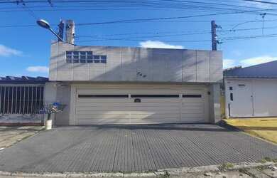 Imagem: A casa possui 4 Dormitórios, 4 Banheiros, 2 Vagas na garagem