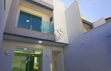 Imagem: A casa possui 3 Dormitórios, 2 Banheiros, 2 Vagas na garagem