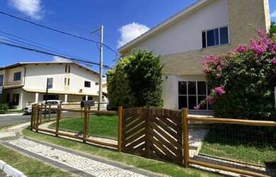 Imagem: A casa possui 4 Dormitórios, 3 Banheiros, 2 Vagas na garagem