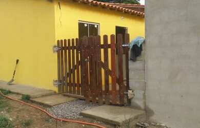 Imagem: A casa possui 1 Dormitório, 1 Banheiro, 1 Vaga na garagem