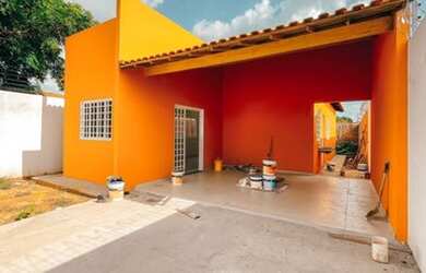 Imagem: A casa possui 3 Dormitórios, 2 Banheiros, 1 Vaga na garagem