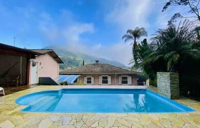 Imagem: A casa possui 4 Dormitórios, 4 Banheiros, 3 Vagas na garagem