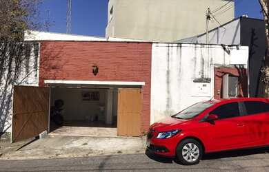 Imagem: A casa possui 2 Dormitórios, 1 Banheiro, 2 Vagas na garagem
