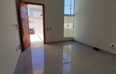 Imagem: A casa possui 3 Dormitórios, 3 Banheiros, 2 Vagas na garagem