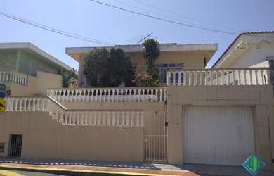 Imagem: A casa possui 3 Dormitórios, 2 Banheiros, 1 Vaga na garagem