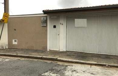 Imagem: A casa possui 2 Dormitórios, 1 Banheiro, 2 Vagas na garagem