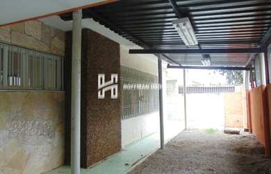 Imagem: A casa possui 4 Dormitórios, 2 Banheiros, 5 Vagas na garagem