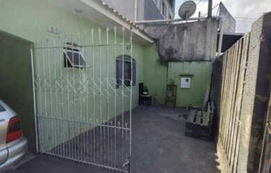 Imagem: A casa possui 3 Dormitórios, 1 Banheiro, 1 Vaga na garagem