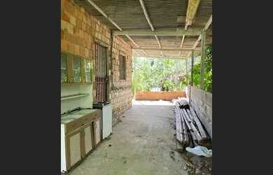 Imagem: A casa possui 2 Dormitórios, 1 Banheiro, 250m² de Área e