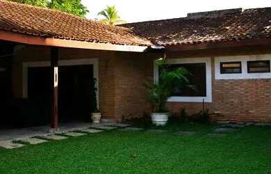 Imagem: A casa possui 5 Dormitórios, 5 Banheiros, 4 Vagas na garagem