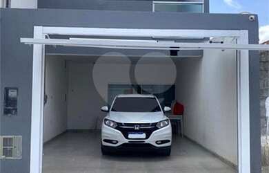 Imagem: A casa possui 3 Dormitórios, 3 Banheiros, 2 Vagas na garagem