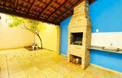 Imagem: A casa possui 2 Dormitórios, 2 Banheiros, 115m² de Área