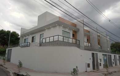 Imagem: A casa possui 3 Dormitórios, 2 Banheiros, 2 Vagas na garagem