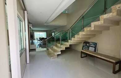 Imagem: A casa em condomínio possui 4 Dormitórios, 5 Banheiros, 4