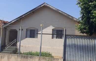 Imagem: A casa possui 3 Dormitórios, 3 Banheiros, 5 Vagas na garagem