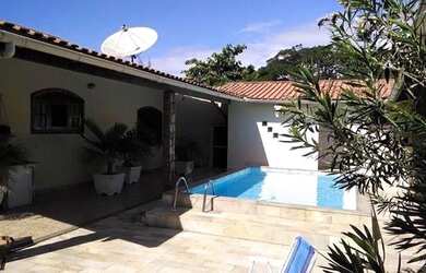 Imagem: A casa possui 3 Dormitórios e está localizado em Centro, Araruama