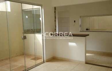 Imagem: A casa possui 1 Dormitório, 1 Banheiro, 1 Vaga na garagem